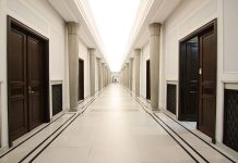 เมื่อศาลมีคำพิพากษาให้ส่งมอบบุตรคืน แต่ไม่คืน จะต้องตั้งเจ้าพนักงานบังคับคดีหรือไม่